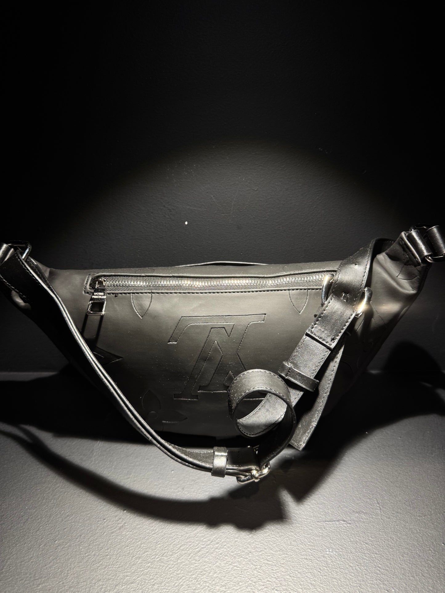 Louis Vuitton Leather Messenger Bag Black / Τσαντάκι Μέσης Μαύρο